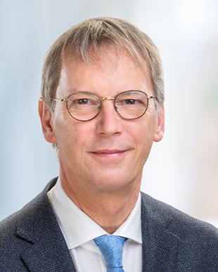 Prof. Dr. Hans-Georg Kräusslich  (photo)