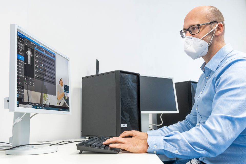 Dr. Stefan Mohr uses a slider to control the physical functions of the virtual patients on the computer.