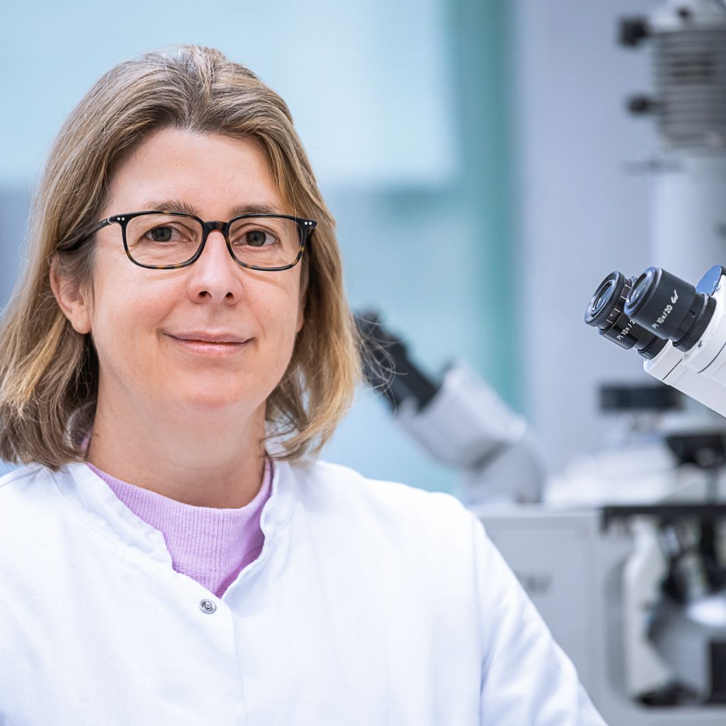 Portrait of infection researcher Prof. Dr Claudia Denkinger in a laboratory setting.