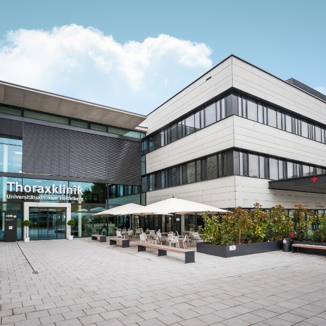 The entrance area of the Thorax Clinic with a glass front and the clinic&rsquo;s name above the door.